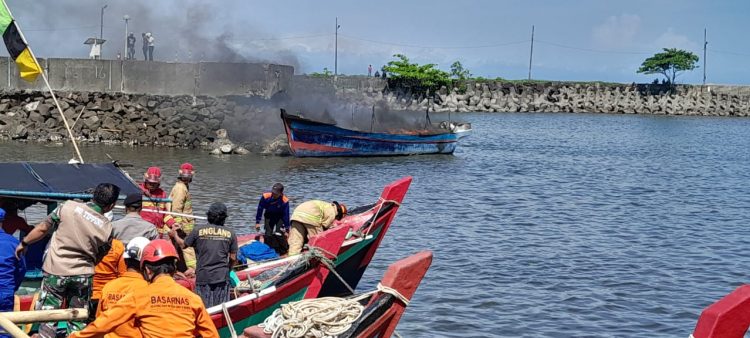 Kapal Nelayan Hangus Terbakar Di Pelabuhan Perikanan Samudera Cilacap